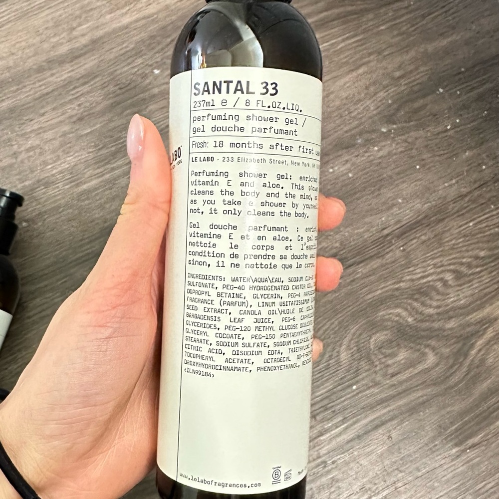 Le Labo Santal 33 Perfuming Shower Gel - Black and White